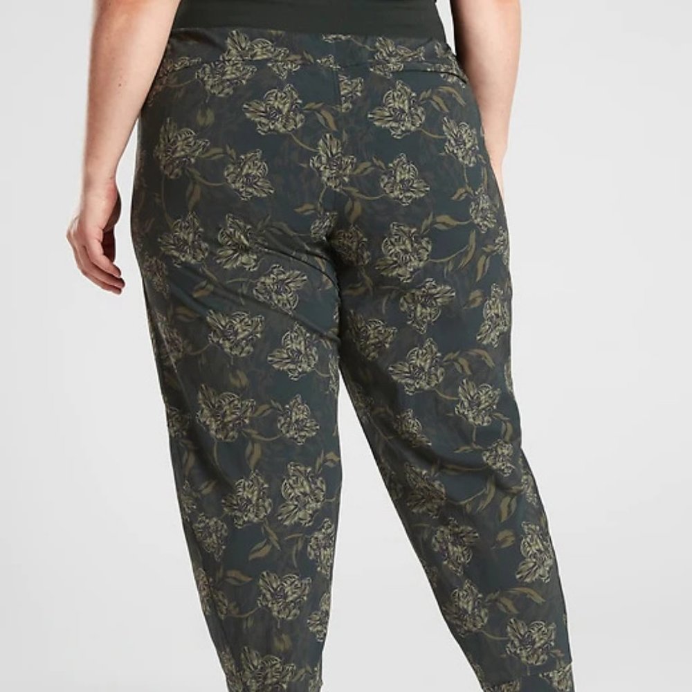 Athleta Trekkie North Printed Jogger size 24 - Picture 4 of 6
